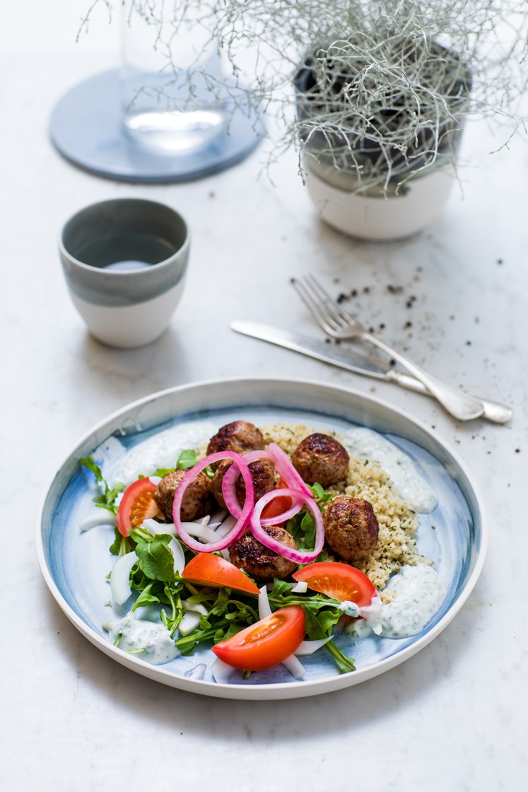 Krydrede lammeboller med syltet rødløk, urtecouscous, tomatsalat og hvitløksdressing