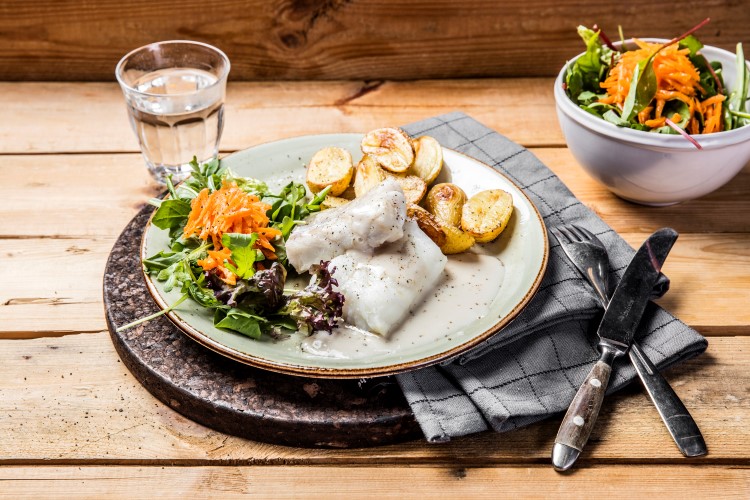 Ovnsbakt torsk med bakte småpoteter og hvitvinssaus