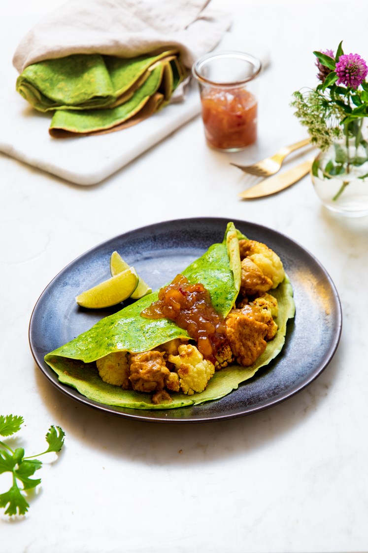 Spinatpannekaker med tikka masala-kylling, bakt blomkål, lime og mangochutney 