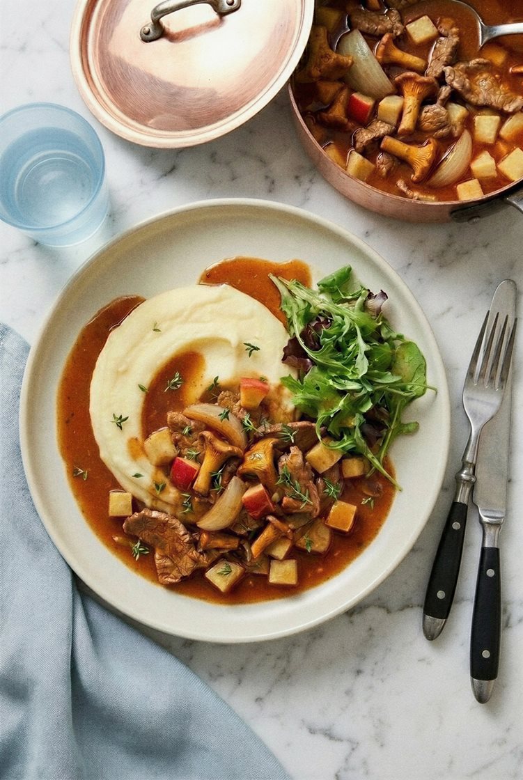 Höstgryta med tunnskuret fläsk, kantareller, äpple och potatismos