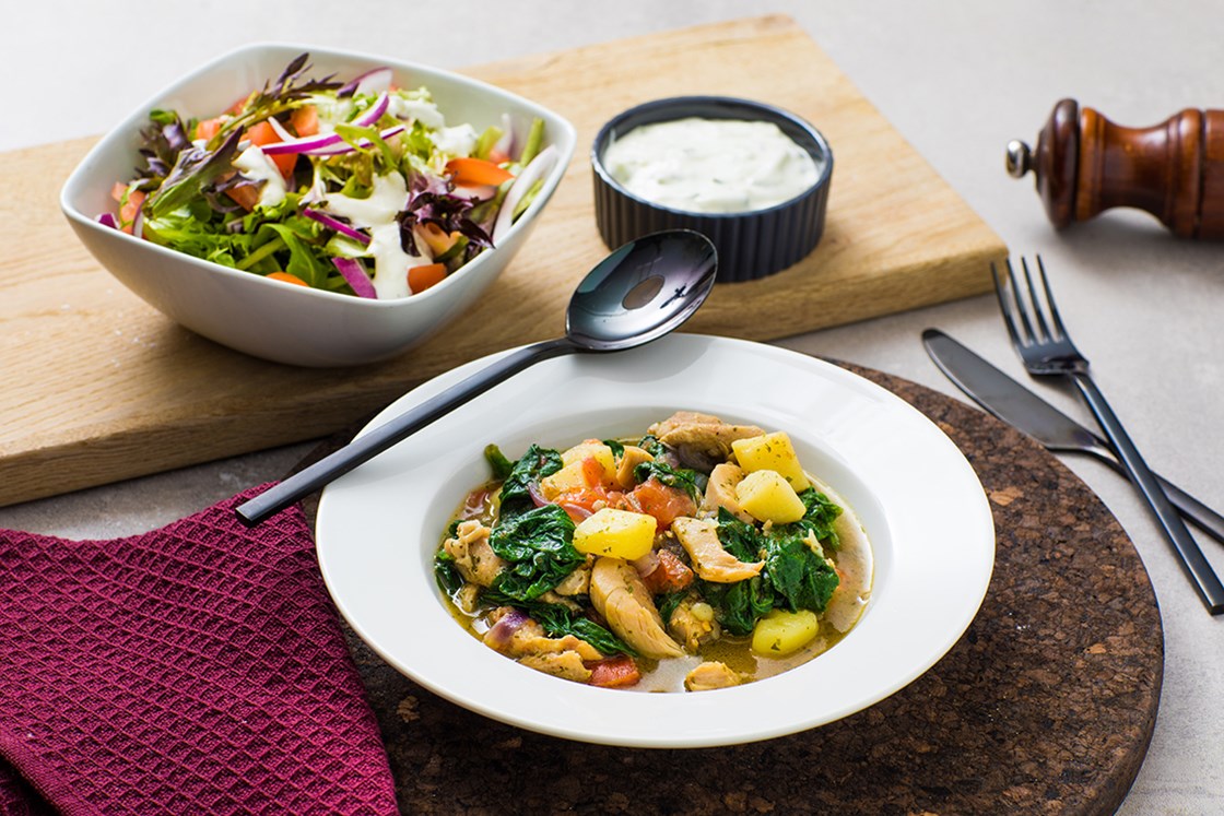 Kylling- og potetgryte med tzatziki og tomatsalat