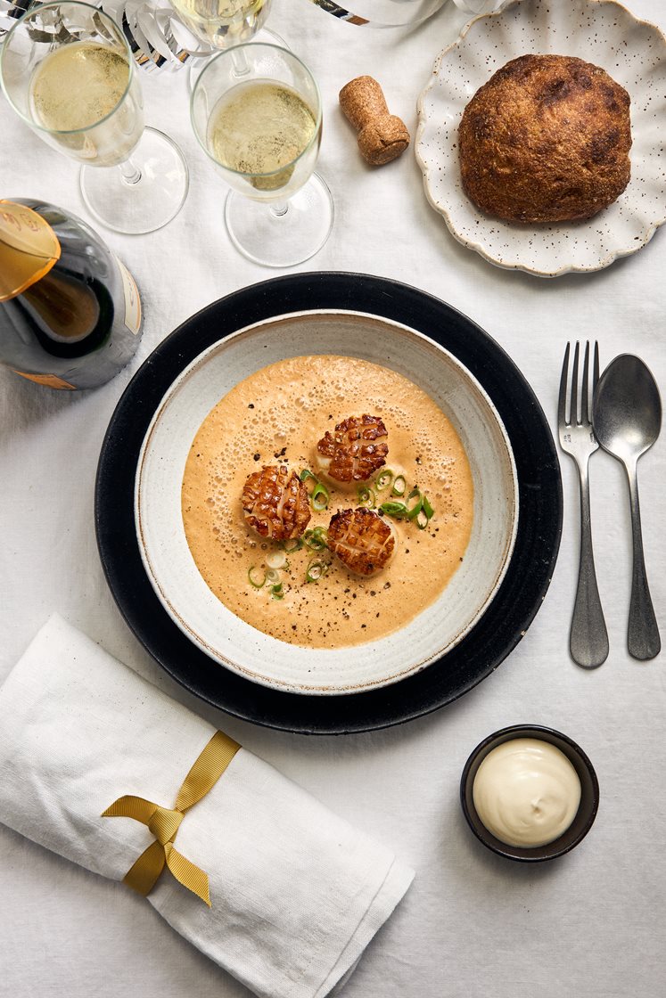 Hummerbisque med stegte kammuslinger og aioli