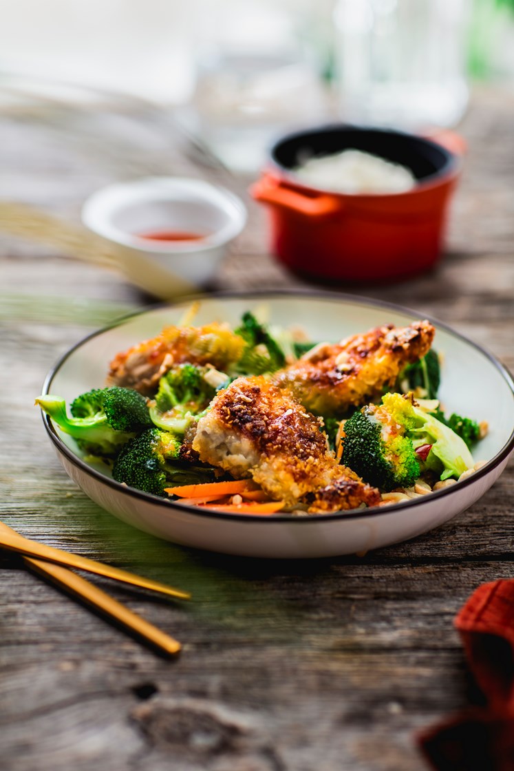 Crispy kylling med wokgrønnsaker, ris, nøtter og sweet chili-saus