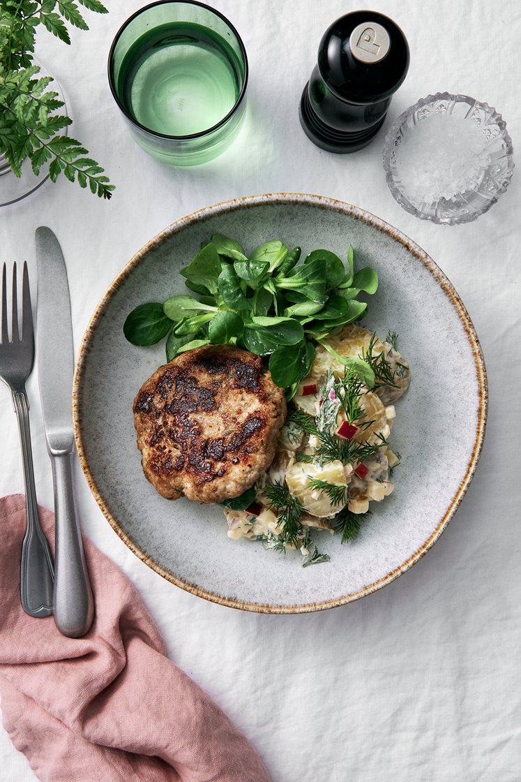 Salviakryddade fläskfärsbiffar med krämig potatis, äpple och dillsallad