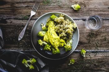 Ovnsbakt brosme i karri- og estragonsaus med knuste poteter og stekt brokkoli og gulrot