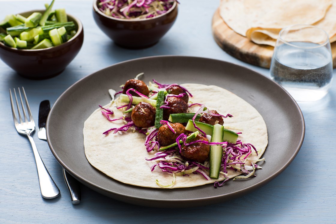 Tortillawrap med hoisinglaserte kjøttboller og rødkålsalat