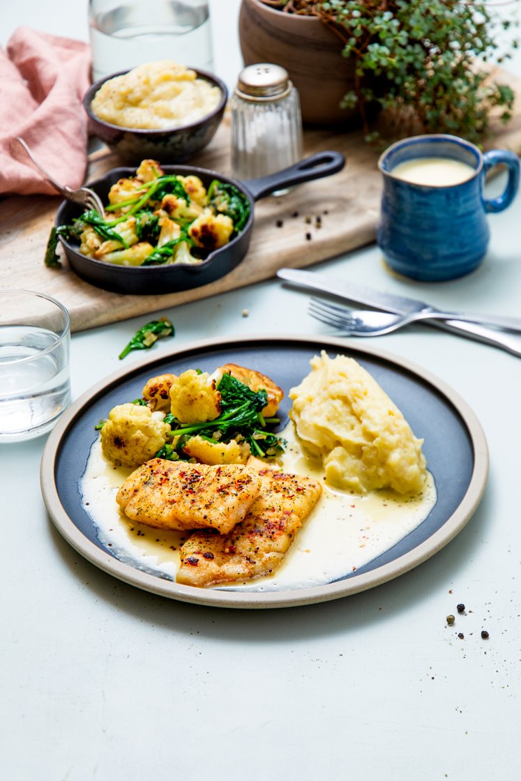 Krydderstekt lyr med potetmos, spinat og farget blomkål