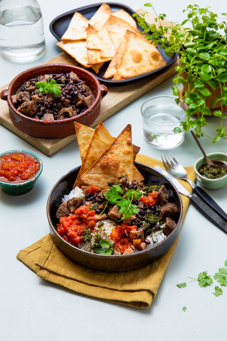 Pulled pork med basmatiris, salsa verde og hjemmelagde tortillachips 