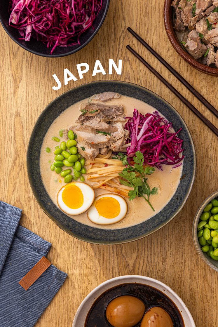 Spicy ramen med mørkokt svinebog og nudler, syrlig rødkål, edamamebønner og soyamarinerte egg