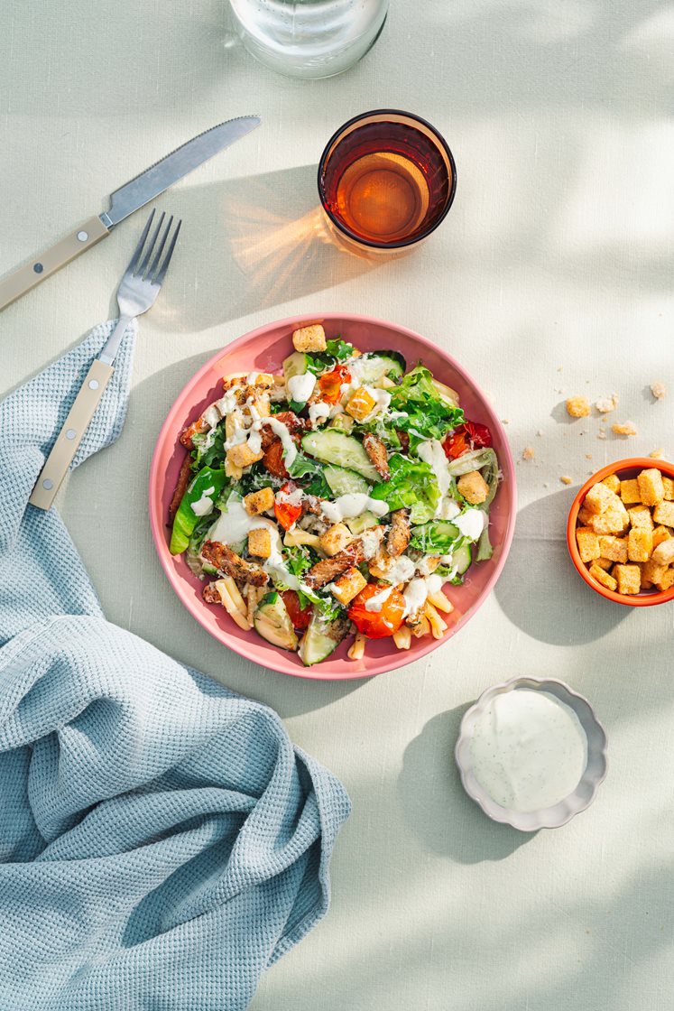 Pastasalat med urtestegte svinestrimler, bagte cherrytomater og cremet basilikumdressing