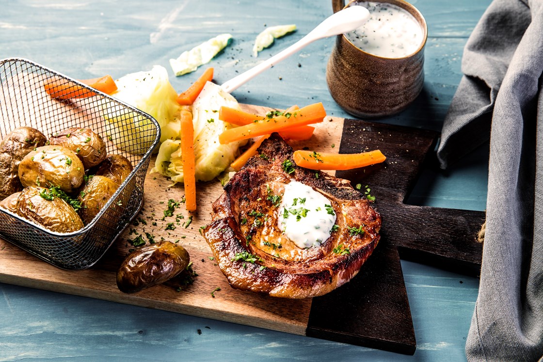 Koteletter med sommerkål