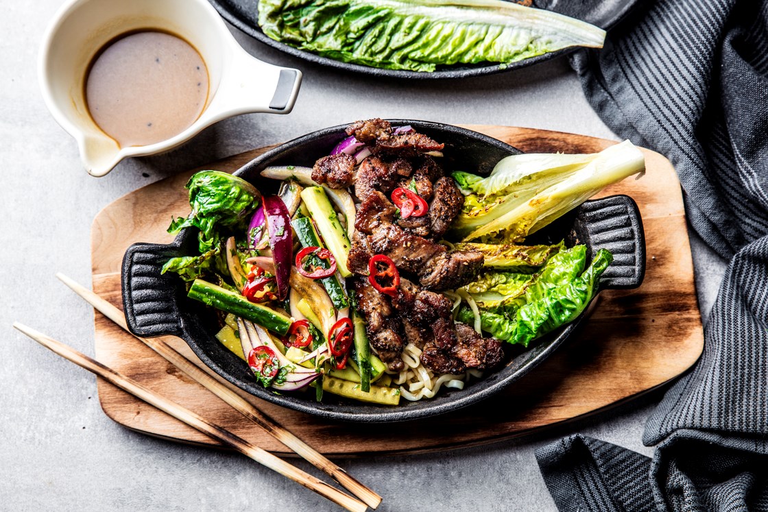 Svinenakke med grillet hjertesalat og asiatisk agurksalat