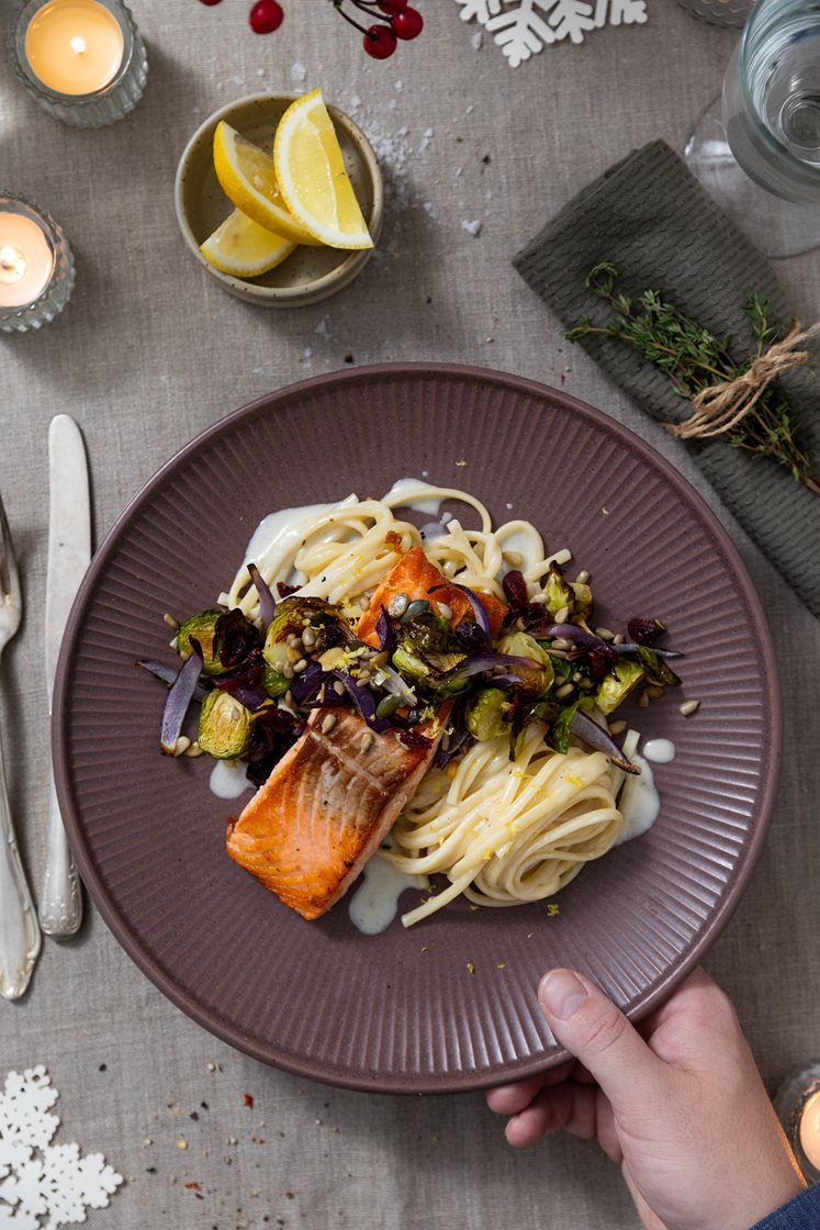 Stekt laksefilet med kremet sitronpasta og lun rosenkålsalat med tranebær og sprø kjerner