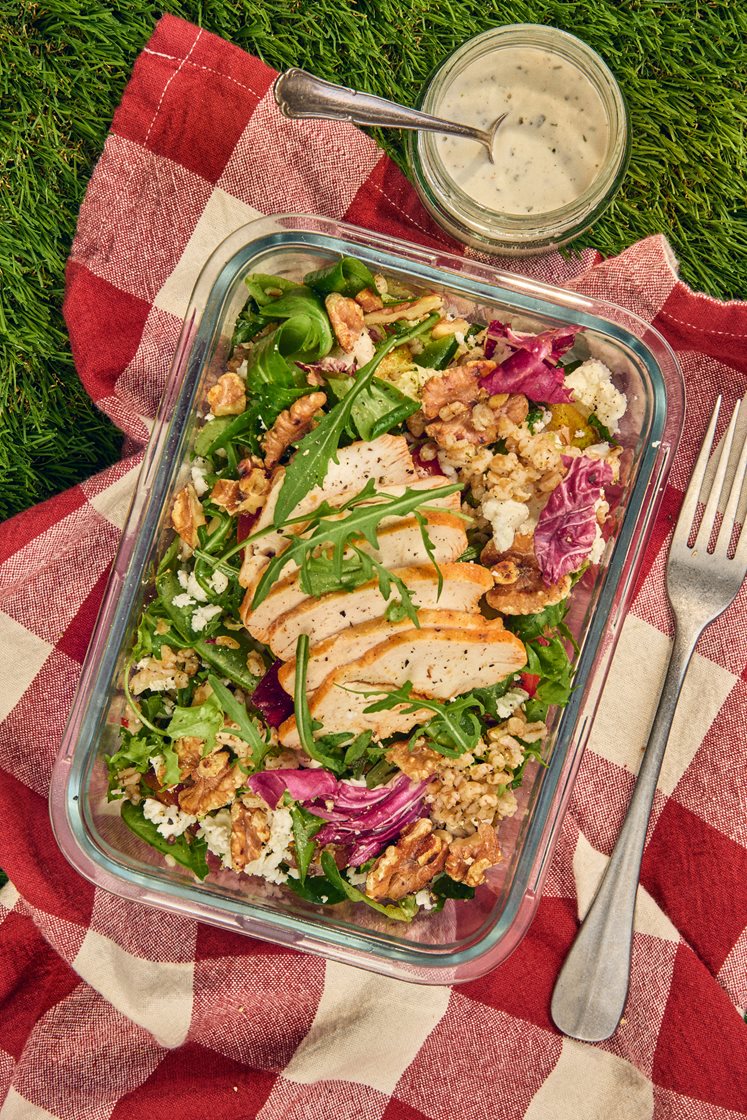 Matvetesallad med kyckling, fetaost, valnötter, päron och örtdressing