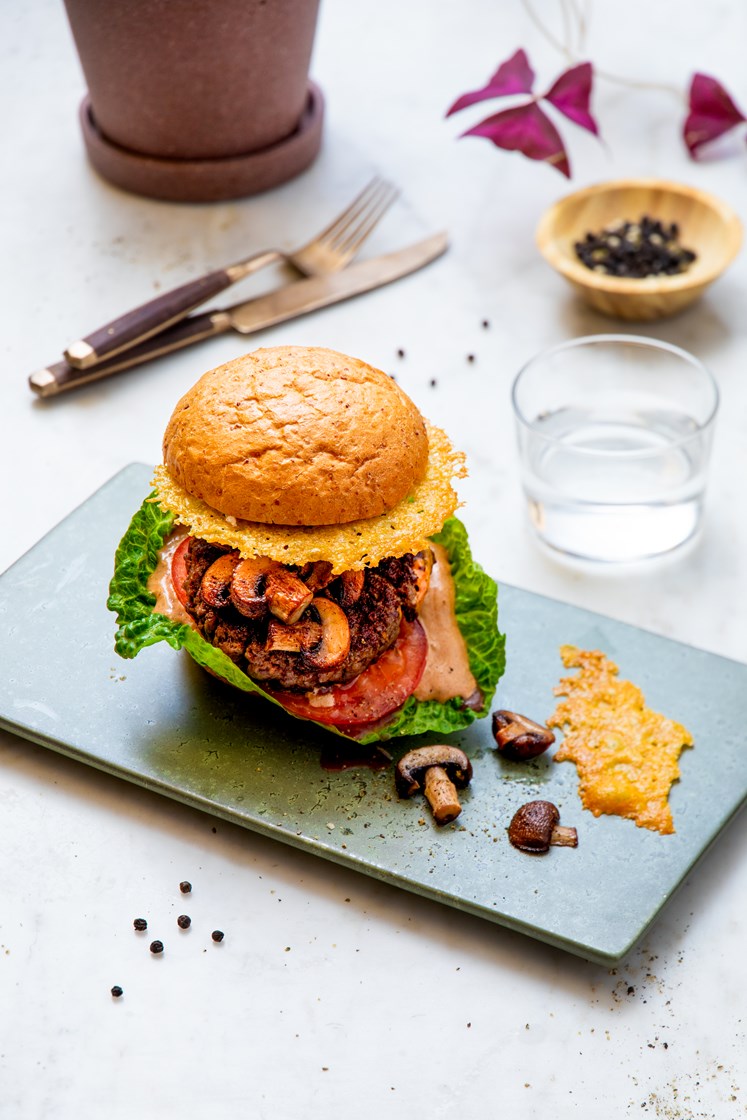 Hamburger med barbecueaioli, stekt Grana Padano-ost, aromasopp, tomat og salat