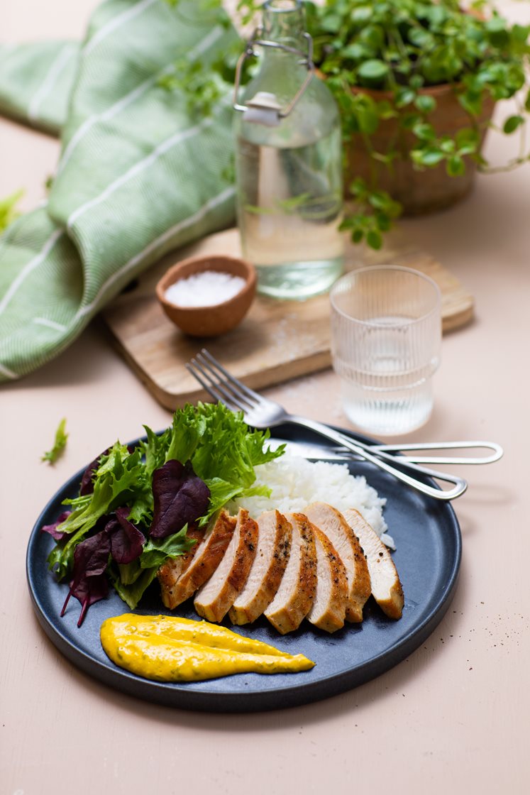 Kyllingfilet med jasminris, bearnéssaus, og grønn salat 