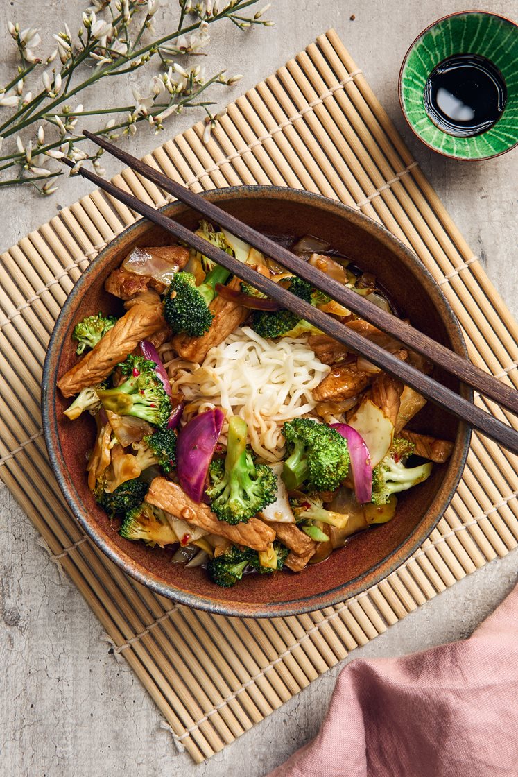 Asia pork noodles - wokad fläskkotlett med nudlar och broccoli