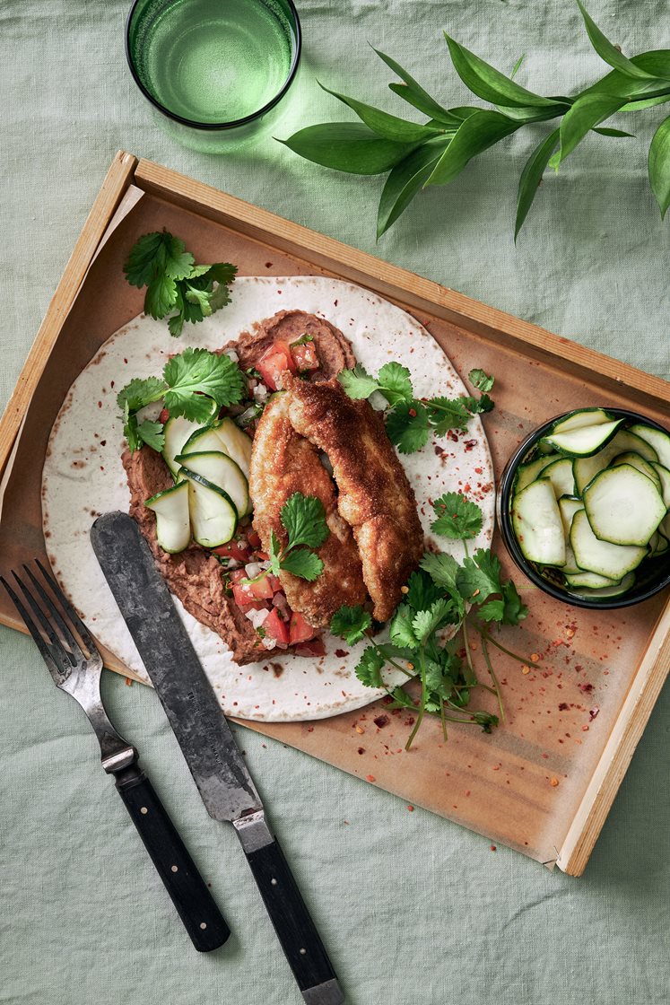 Crispy chicken taco med pico de gallo, bönkräm och zucchini