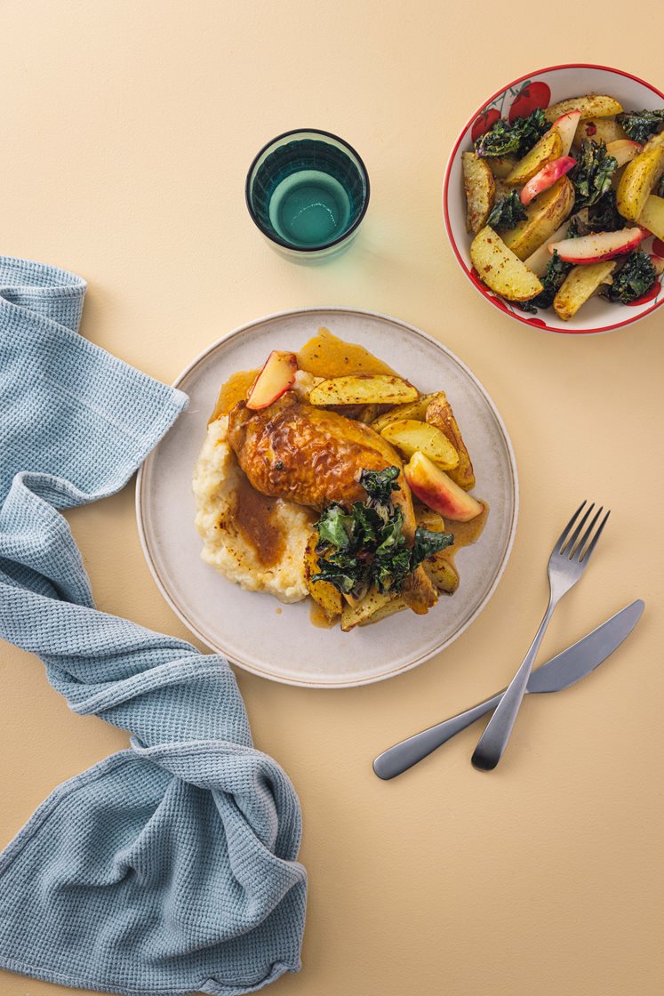 Kyllinglår med sjysaus og stekte poteter, sellerikrem og pannestekt rosettkål