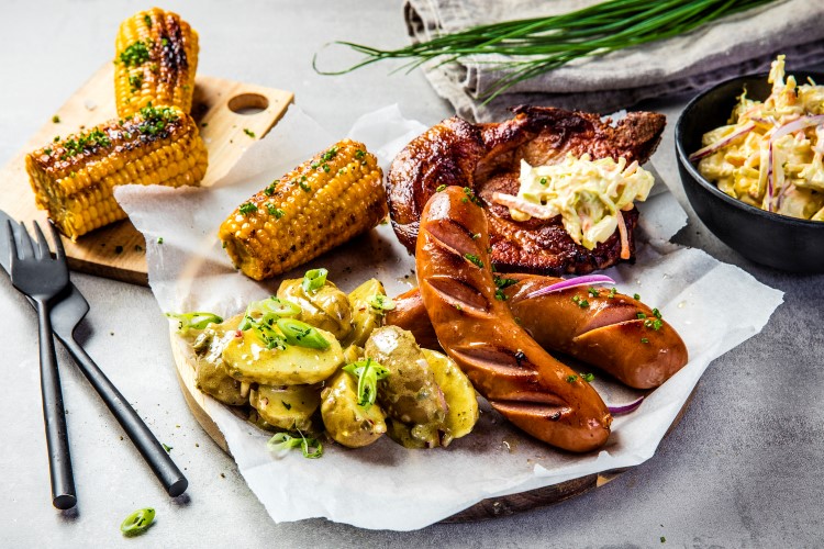 Grillede pølser og koteletter med potetsalat og coleslaw 