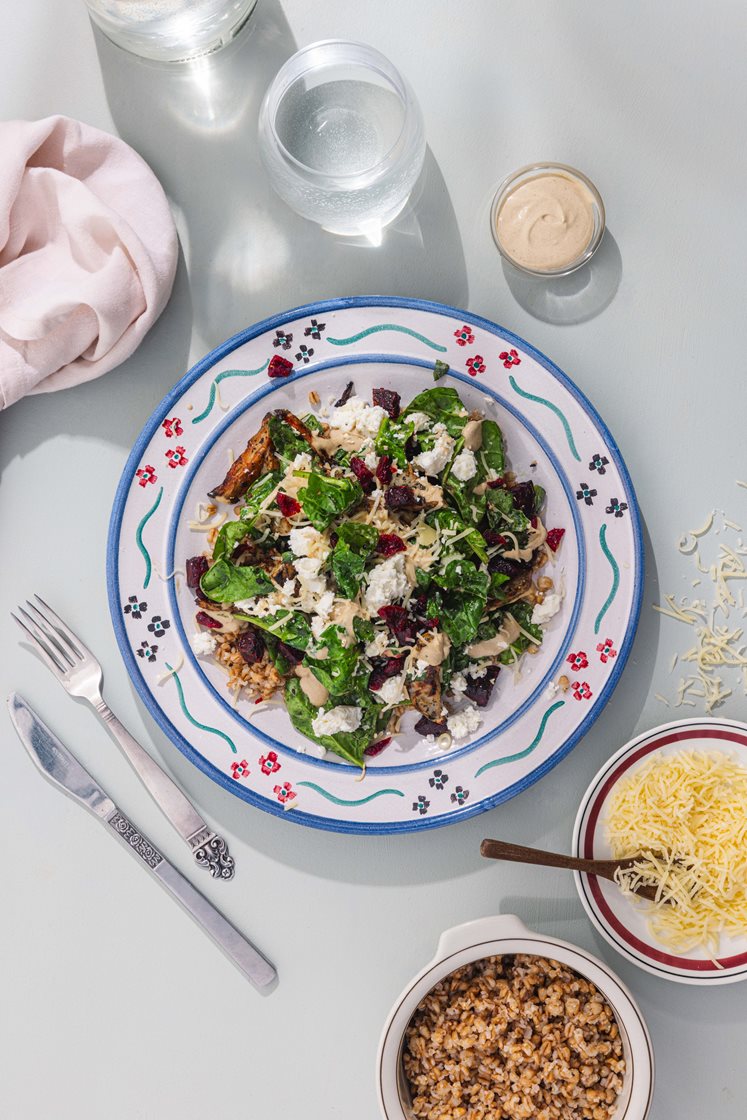 Høstsalat med bakt jordskokk, fetaost, tranebær og steinsoppdressing