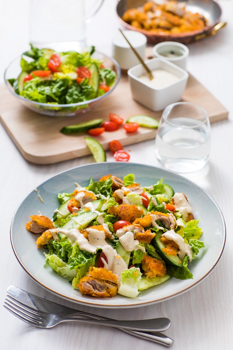 Cæsarsalat med sprø kylling og hjertesalat, krutonger og Grana Padano