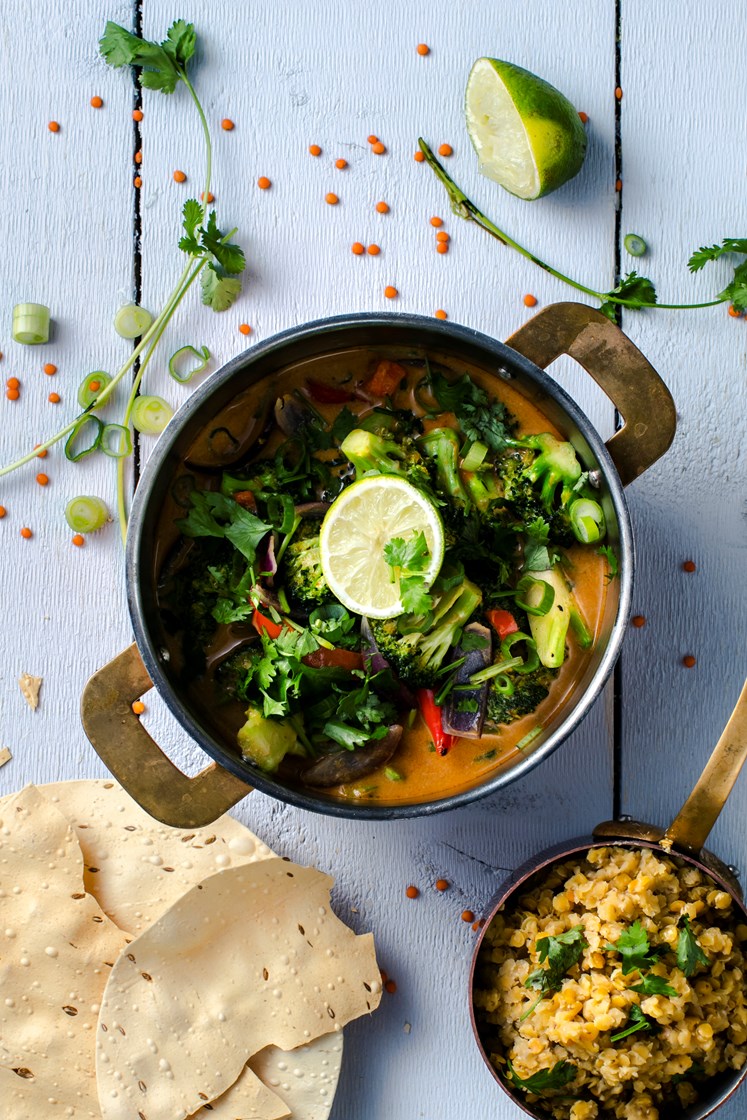 Rød vegetarcurry med linser og grønnsaker