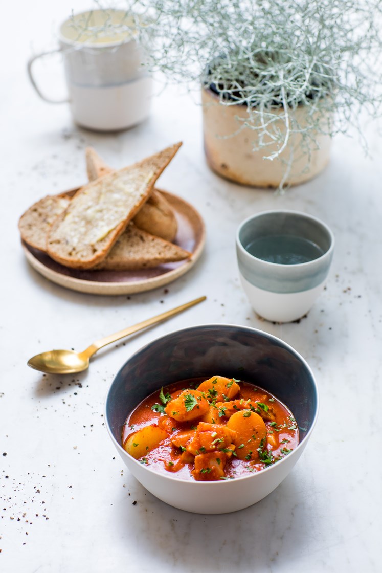 Tomatisert fiskesuppe med torsk og grove bagetter