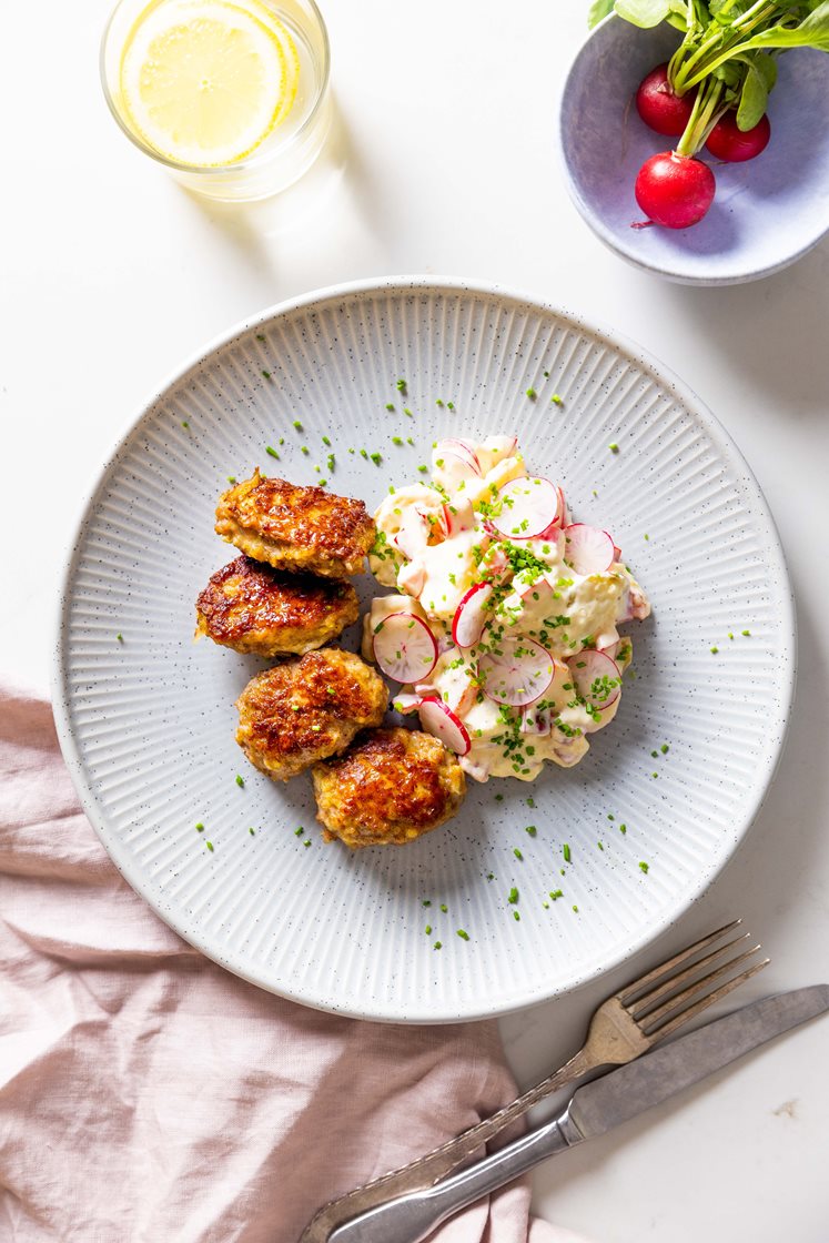 Frikadeller med kartoffelsalat og radiser