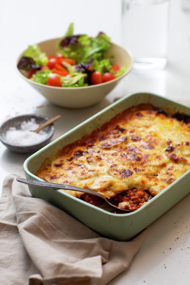Vegetarisk moussaka med grønne linser, servert med tomatsalat