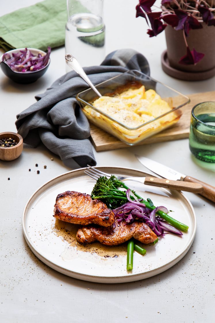 Svinekam med stekt rødløk, brokkolini og fløtegratinerte poteter