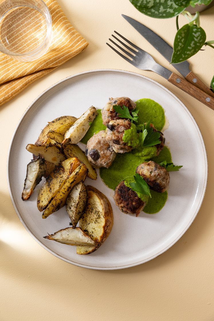 Oksepolpette med aubergine, bagte kartofler og jordskokker med salsa verde