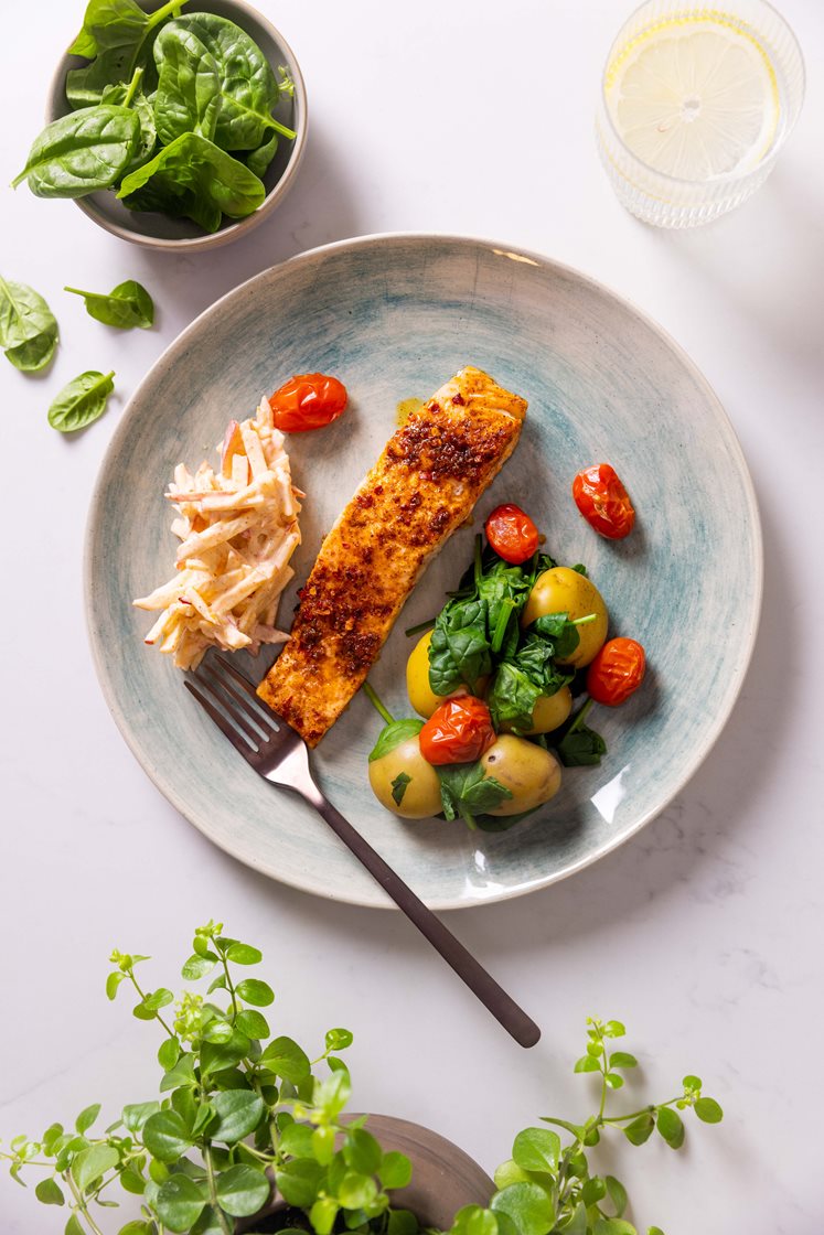 Fajitalaks med æble/chili-slaw, bagte tomater og spinatkartofler