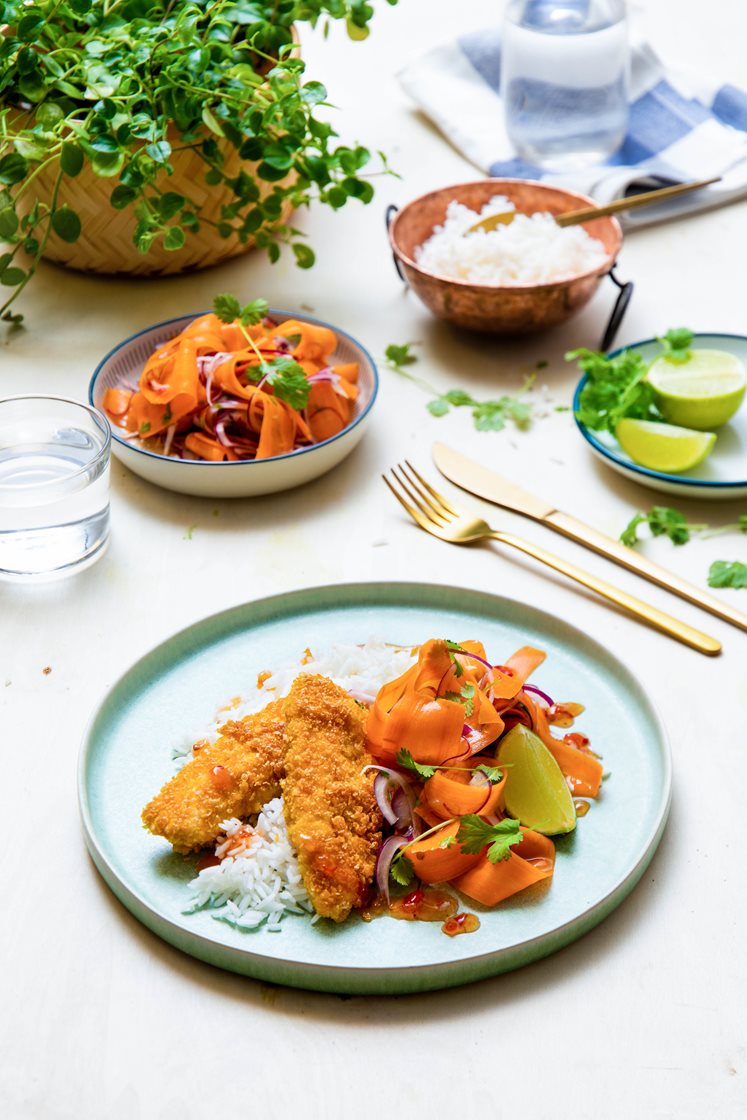 Panerte kyllingskiver med asiatisk gulrotsalat, jasminris og sweet chili-saus