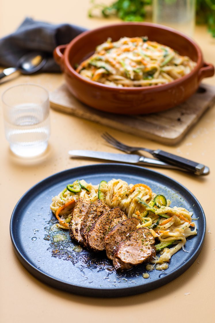 Helstekt indrefilet av svin og pasta linguine med mild grønnsakssaus