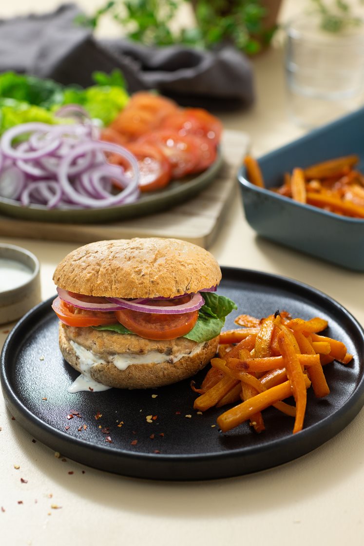 Kyllingburger med friske grønnsaker, gulrotfries og urtedressing