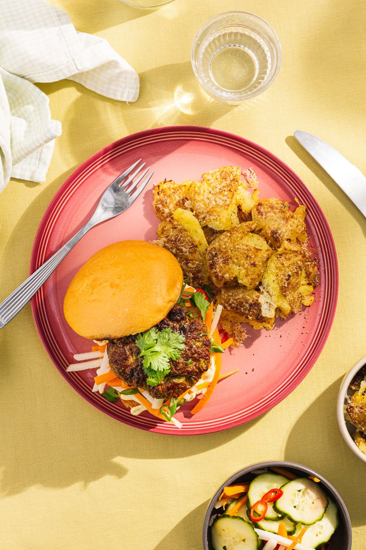 Báhn mi burger med smashede poteter, syltede grønnsaker og chilimajones