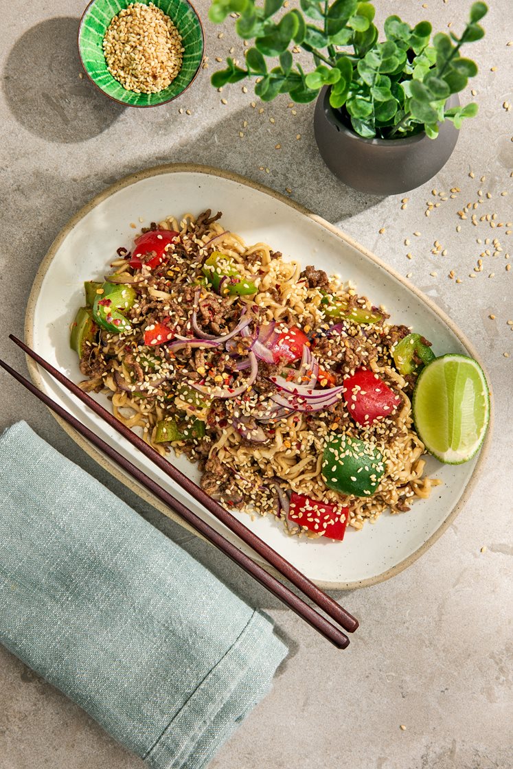 Hongkong noodles med sesamstekt blandfärs, ingefära och lime