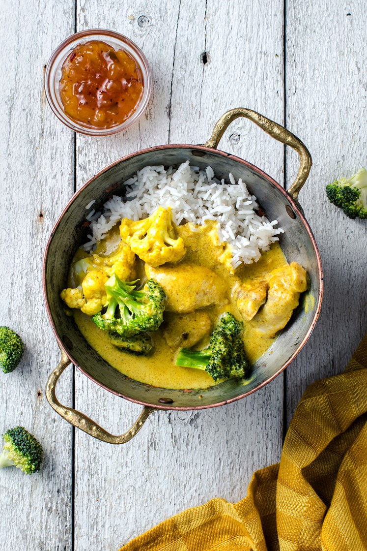 Kylling Korma med paprika, brokkoli, mangochutney og basmatiris