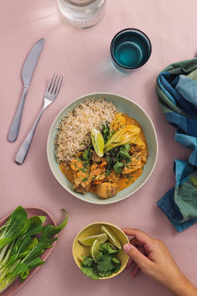 Rød curry med seifilet, fullkornsris, pak choy og koriander