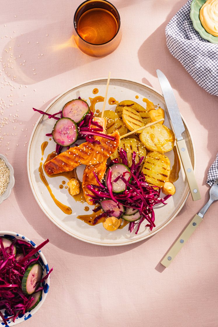 Lakse-kushiyaki med grilla misopoteter, agurk- og rødkålsalat og chilimajones