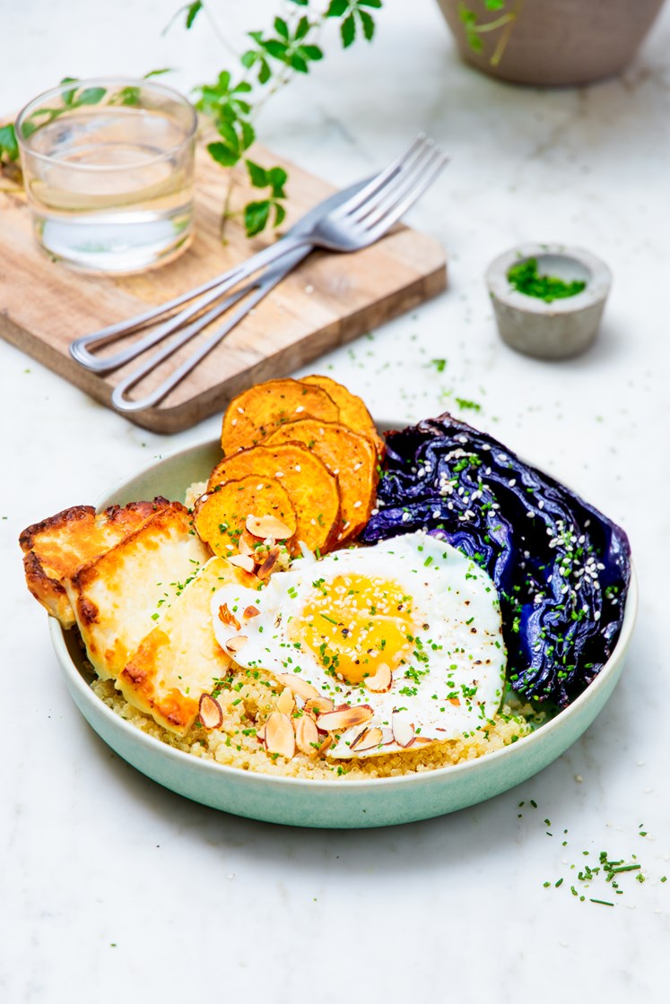 Quinoa bowl med halloumi, ovnsbakt rødkål og søtpotet, toppet med speilegg