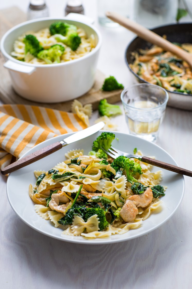 Kylling i kremet spinatsaus servert med pasta og brokkoli