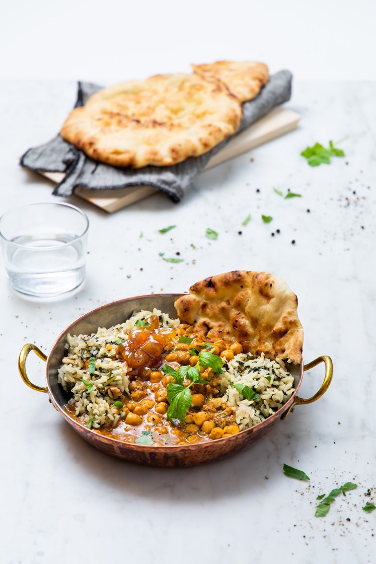 Tikka masala-kikerter servert med spinat- og valnøttris, nanbrød og mangochutney