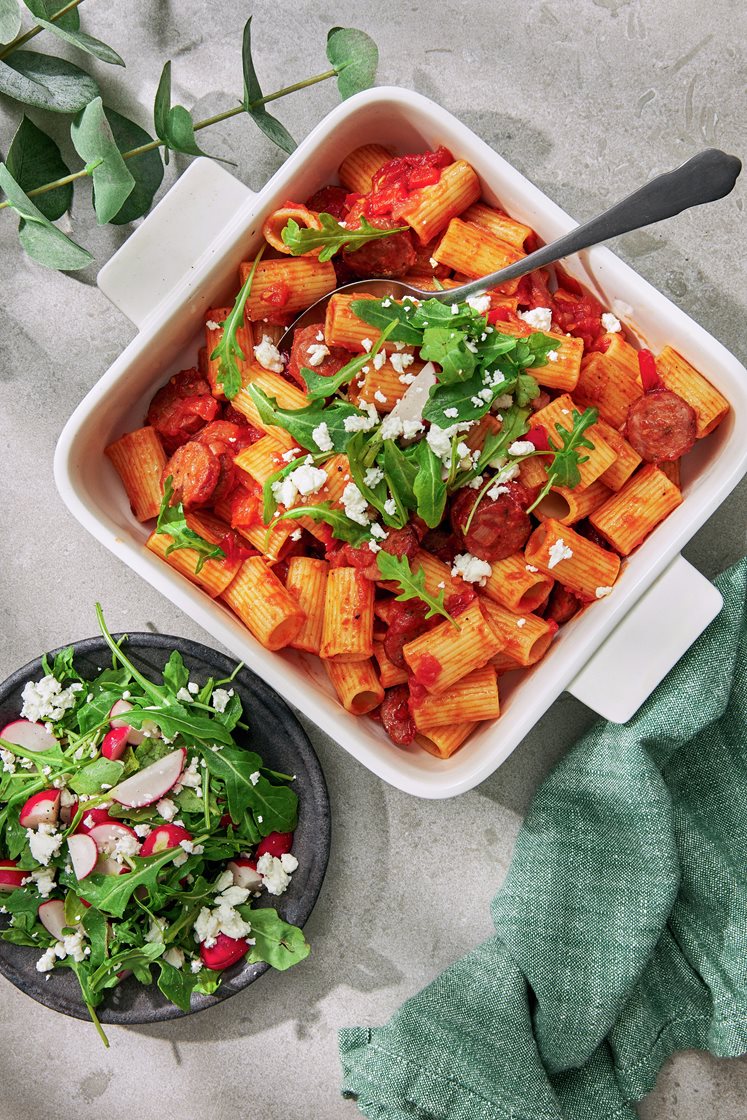 Ugnsrostad tomat- och salsicciapasta med ruccola och fetaost