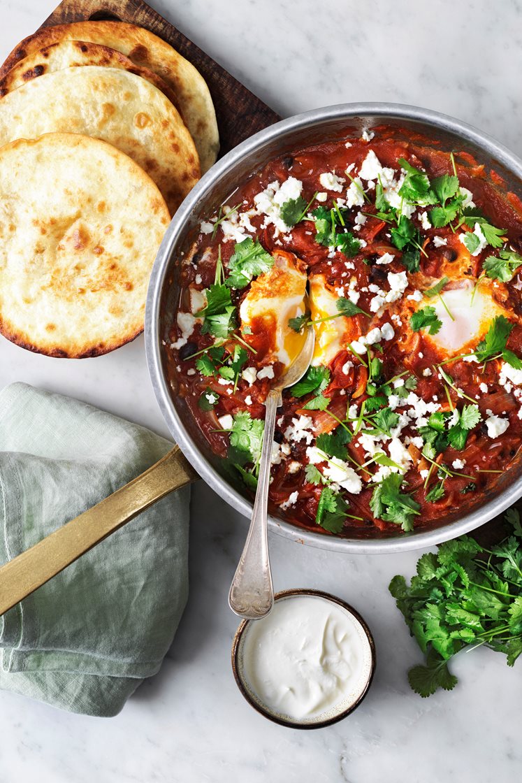 Huevos rancheros med fetaost, koriander och krispig tortilla