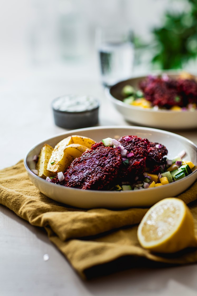 Quinoa- og rødbetenuggets med ovnsbakte potetbåter, tzatziki og appelsinsalat