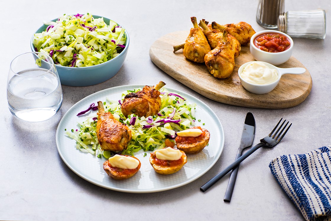 Kyllingklubber fra Ytterøy med spanske poteter, eple- og kålsalat og aioli