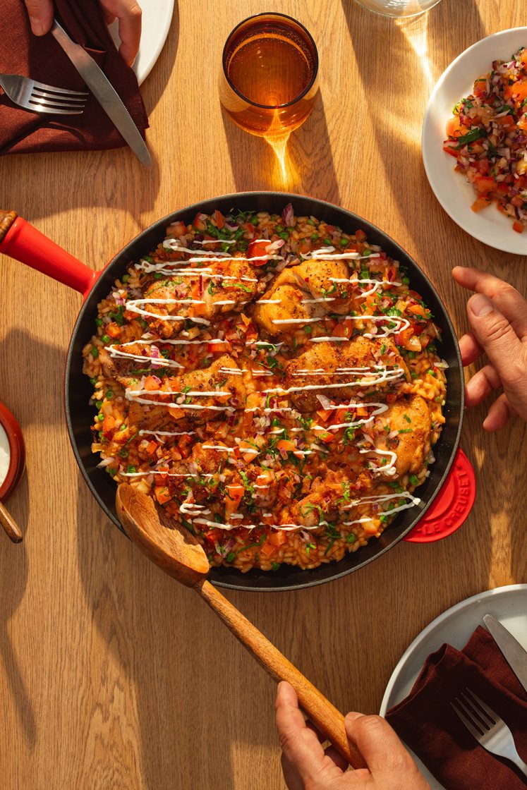 Arroz con pollo - Citrusstegt kylling med krydrede grønsagsris, tomatsalat og aioli