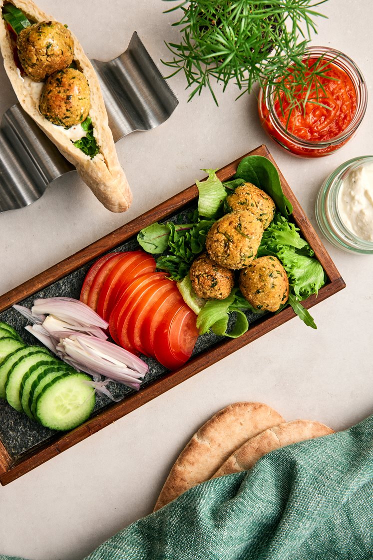 Falafel i pitabröd med grönsaker, ajvarrelish och vitlökssås
